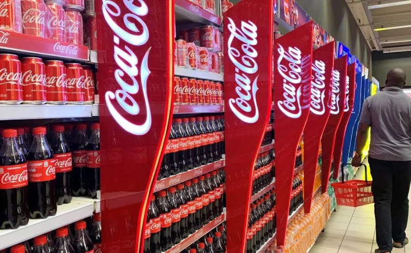 How does Coca-cola use mass marketing strategy effectively?